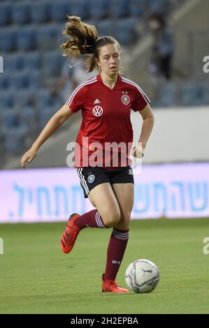 Petach Tikwa, Israele. 21 ottobre 2021. Calcio, Donne: Qualificazioni alla Coppa del mondo Europa, Gruppo H, Israele - Germania, allo Stadio HaMosava. Jana Feldkamp in azione in Germania. Credit: Berney Ardov/dpa/Alamy Live News Foto Stock