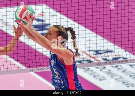 Cuneo, Italia. 20 Ott 2021. Malinov Ofelia (Scandicci) durante la Bosca S.Bernardo Cuneo vs Savino del bene Scandicci, Pallavolo Serie Italiana A1 incontro delle Donne a Cuneo, Italia, Ottobre 20 2021 Credit: Independent Photo Agency/Alamy Live News Foto Stock