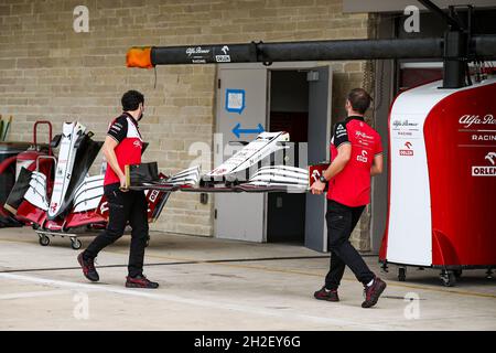 Austin, Texas, Stati Uniti d'America, 21/10/2021, Alfa Romeo Racing ORLEN Team, Ambiance Mechanics che lavora nella vettura durante la Formula 1 Aramco United States Grand Prix 2021, 17° round del FIA Formula uno World Championship 2021 dal 21 al 24 ottobre 2021 sul circuito delle Americhe, A Austin, Texas, Stati Uniti d'America - Foto: Florent Gooden/DPPI/LiveMedia Foto Stock