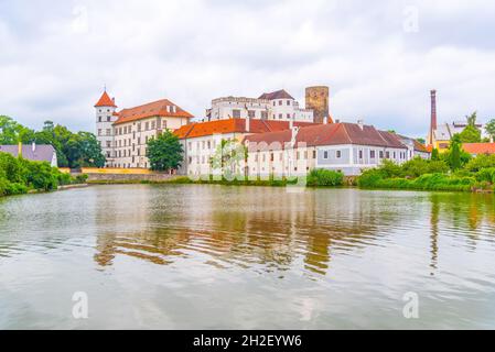 Il castello di Jindrichuv Hradec si riflette nel laghetto di Vajgar, Jindrichuv Hradec, Repubblica Ceca Foto Stock