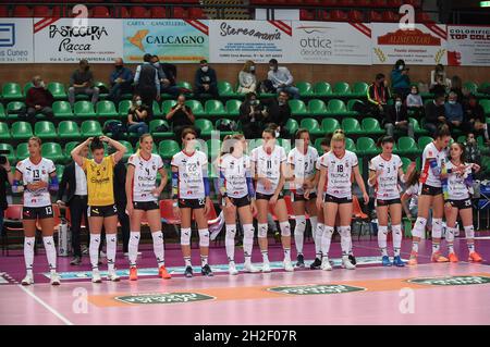 Cuneo, Italia. 20 Ott 2021. Team Cuneo durante Bosca S.Bernardo Cuneo vs Savino del bene Scandicci, Pallavolo Serie Italiana A1 Women Match in Cuneo, Italy, October 20 2021 Credit: Independent Photo Agency/Alamy Live News Foto Stock