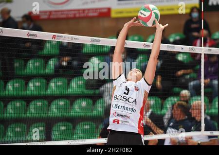 Cuneo, Italia. 20 Ott 2021. Agrifoglio Beatrice (Bosca Cuneo) durante la Bosca S.Bernardo Cuneo vs Savino del bene Scandicci, Volleyball Italian Serie A1 Women match in Cuneo, Italy, October 20 2021 Credit: Independent Photo Agency/Alamy Live News Foto Stock