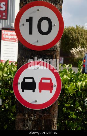 Limite di velocità 10 mph e non superare il segnale visto su un palo. Foto Stock