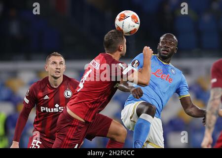 Napoli, Italia. 21 ottobre 2021. Kalidou Koulibaly di SSC Napoli e Mateusz Wieteska di Legia gareggiano per la palla durante la partita di calcio Europa League 2021/2022 del gruppo C tra SSC Napoli e Legia Warszawa allo stadio Diego Armando Maradona di Napoli (Italia), 21 ottobre 2021. Foto Cesare Purini/Insidefoto Credit: Ininsidefoto srl/Alamy Live News Foto Stock