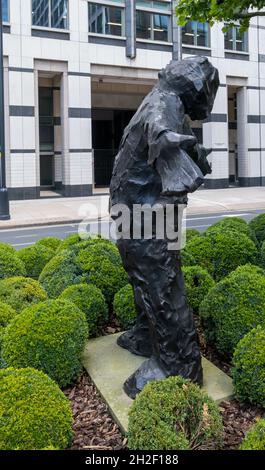 LONDRA, REGNO UNITO - 10 ago 2021: Una foto verticale di una scultura di un uomo a braccia aperte di Giles Penny a Canary Wharf, Londra, Regno Unito Foto Stock