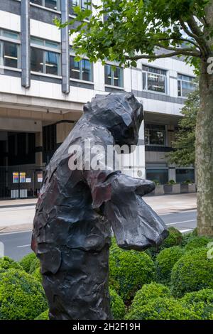 LONDRA, REGNO UNITO - 10 ago 2021: Una foto verticale di una scultura di un uomo a braccia aperte di Giles Penny a Canary Wharf, Londra, Regno Unito Foto Stock