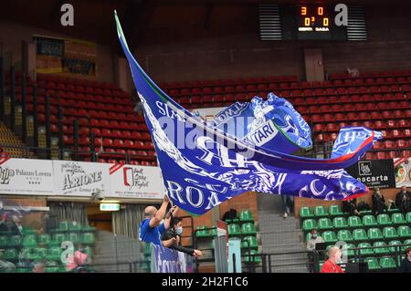 Cuneo, Italia. 20 Ott 2021. Supporter Scandicci durante Bosca S.Bernardo Cuneo vs Savino del bene Scandicci, Pallavolo Italian Serie A1 Women Match in Cuneo, Italy, October 20 2021 Credit: Independent Photo Agency/Alamy Live News Foto Stock