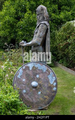 SHAFTSBURY, REGNO UNITO - 20 agosto 2021: La statua del re Alfred di Andrew Du Mont nell'Abbazia di Shaftsbury, Dorset, Regno Unito Foto Stock