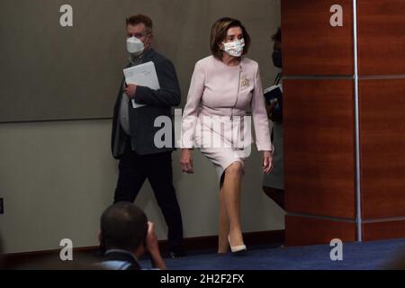 21 ottobre 2021, Washington, Distric of Columbia, USA: Casa Speaker Nancy Pelosi (D-CA) arriva a tenere la sua conferenza stampa settimanale oggi il 21 ottobre 2021 a HVC/Capitol Hill a Washington DC, USA. (Credit Image: © Lenin Nolly/ZUMA Press Wire) Foto Stock