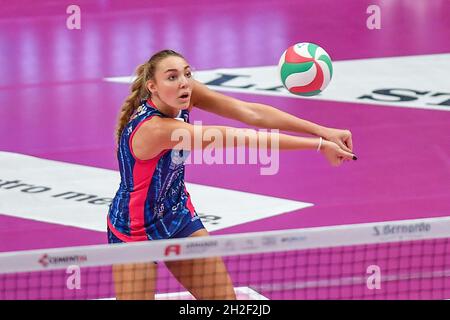 Cuneo, Italia. 20 Ott 2021. Pietrini Elena (Scandicci) durante la Bosca S.Bernardo Cuneo vs Savino del bene Scandicci, Pallavolo Serie Italiana A1 incontro delle Donne a Cuneo, Italia, Ottobre 20 2021 Credit: Agenzia fotografica indipendente/Alamy Live News Foto Stock