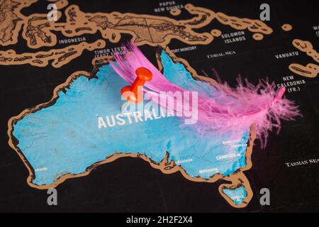 Puntino rosso e piume di uccello sulla mappa australiana. Puntina rivolta. Posizione Australia pin sulla mappa. Foto Stock