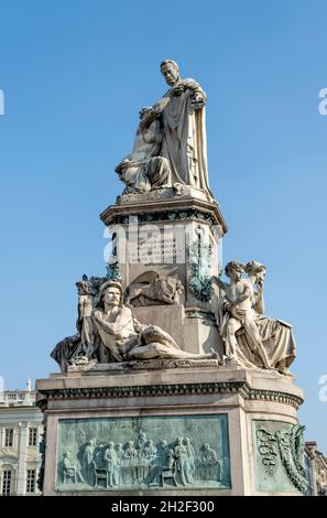 Statua di Camillo Benso, Conte di Cavour, costruita nel 1873 da Giovanni Duprè in piazza Carlo Emanuele II, centro di Torino, Piemonte, Italia Foto Stock