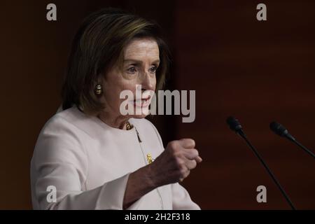 21 ottobre 2021, Washington, Distric of Columbia, USA: Casa Speaker Nancy Pelosi(D-CA) parla oggi il 21 ottobre 2021 durante la sua conferenza stampa settimanale al HVC/Capitol Hill a Washington DC, USA. (Credit Image: © Lenin Nolly/ZUMA Press Wire) Foto Stock