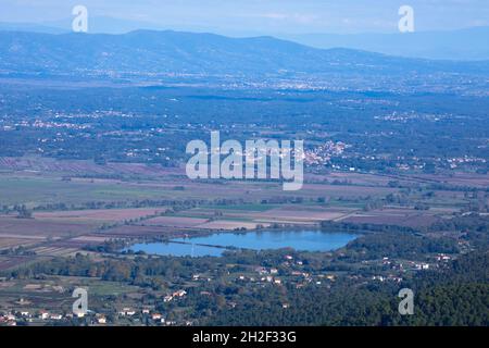 Vista dalla cima della montagna alla città di Capannori , lago della Gherardesca e dintorni in Italia all'inizio dell'autunno Foto Stock