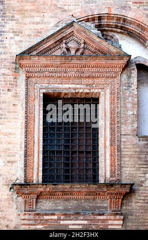 Finestra sulla parete esterna del Broletto di Lodi, casa del comune costruita originariamente nel 13th, a Lodi, Lombardia, Italia Foto Stock