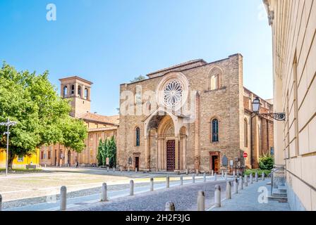 La facciata della chiesa di San Francesco, risalente alla fine del 13th, in stile romanico, con grande rosone, a Lodi, Lombardia, Italia Foto Stock