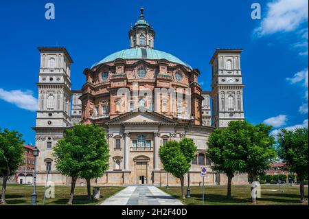 Il Santuario Regina Montis Regalis è una chiesa monumentale situata a Vicoforte, in Piemonte. È noto per avere la cupola ellittica più grande Foto Stock