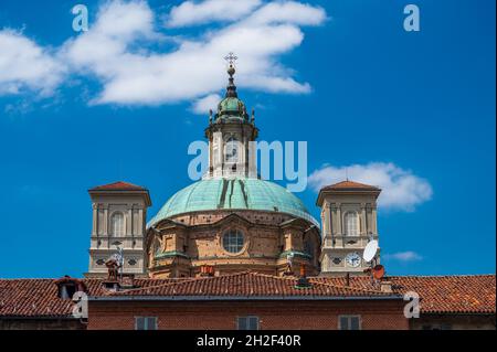 Il Santuario Regina Montis Regalis è una chiesa monumentale situata a Vicoforte, in Piemonte. È noto per avere la cupola ellittica più grande Foto Stock