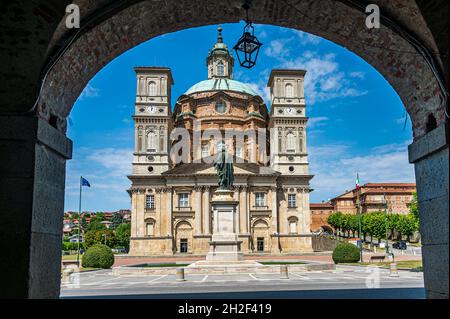 Il Santuario Regina Montis Regalis è una chiesa monumentale situata a Vicoforte, in Piemonte. È noto per avere la cupola ellittica più grande Foto Stock