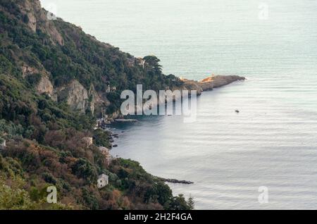 Punta Chiappa, tratto di costa del promontorio Portofino a Genova in Liguria Foto Stock