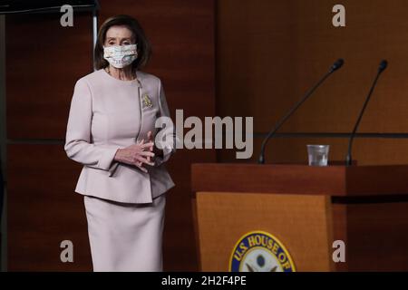 21 ottobre 2021, Washington, Distric of Columbia, USA: Casa Speaker Nancy Pelosi (D-CA) arriva a tenere la sua conferenza stampa settimanale oggi il 21 ottobre 2021 a HVC/Capitol Hill a Washington DC, USA. (Credit Image: © Lenin Nolly/ZUMA Press Wire) Foto Stock