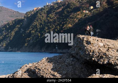 Punta Chiappa, tratto di costa del promontorio Portofino a Genova in Liguria Foto Stock