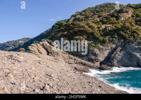 Punta Chiappa, tratto di costa del promontorio Portofino a Genova in Liguria Foto Stock