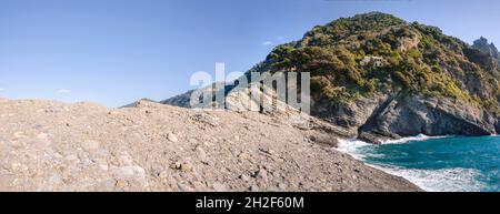 Punta Chiappa, tratto di costa del promontorio Portofino a Genova in Liguria Foto Stock