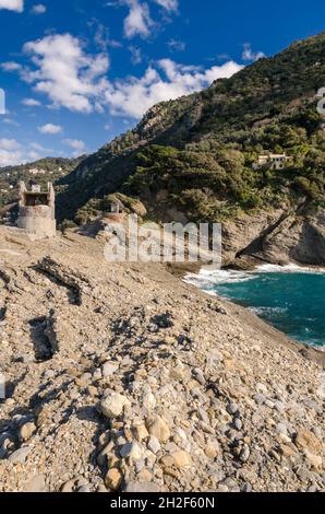 Punta Chiappa, tratto di costa del promontorio Portofino a Genova in Liguria Foto Stock