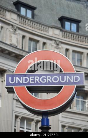 Londra, Regno Unito. Ottobre 14, 2021. Un cartello della metropolitana di Londra alla stazione di Oxford Circus. Foto Stock