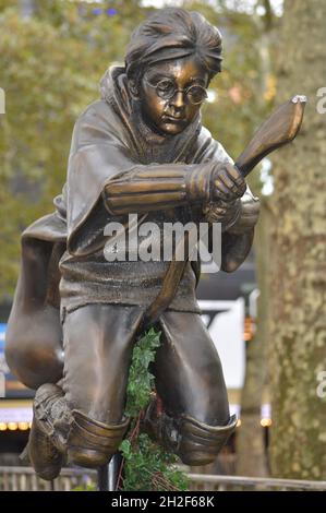 Londra, Regno Unito. Ottobre 14, 2021. La statua di Harry Potter raffigura il ruolo di Daniel Radcliffe come un famoso mago in una scena da Harry Potter Philosopher Stone Foto Stock