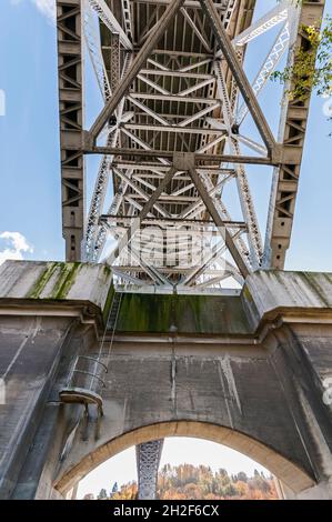 Il lato inferiore del ponte Aurora come visto dal Burke Gilman Trail vicino a Fremont, Washington. Foto Stock