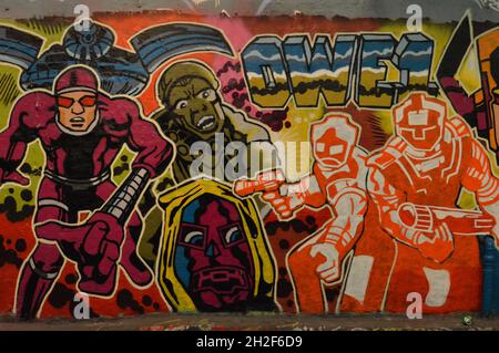 Londra, Regno Unito. Ottobre 14, 2021. Opere d'arte colorate e murales all'interno del traforo Graffiti di Leake Street a Londra. Foto Stock