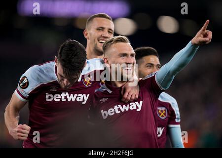 LONDRA, REGNO UNITO. 21 OTTOBRE Jarrod Bowen di West Ham festeggia dopo aver segnato durante la partita della UEFA Europa League tra West Ham United e KRC Genk al London Stadium di Stratford, giovedì 21 ottobre 2021. (Credit: Federico Maranesi | MI News( Credit: MI News & Sport /Alamy Live News Foto Stock