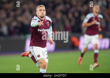 Londra, Regno Unito. 21 ottobre 2021. Jarrod Bowen del West Ham United festeggia il suo gol durante la partita della UEFA Europa League tra il West Ham United e il KRC Genk al London Stadium, Queen Elizabeth Olympic Park, Londra, Inghilterra, il 21 ottobre 2021. Foto di Salvio Calabrese. Solo per uso editoriale, licenza richiesta per uso commerciale. Nessun utilizzo nelle scommesse, nei giochi o nelle pubblicazioni di un singolo club/campionato/giocatore. Credit: UK Sports Pics Ltd/Alamy Live News Foto Stock