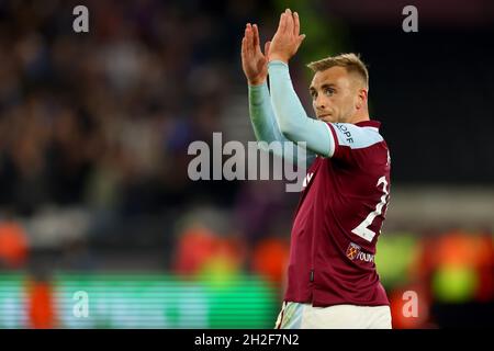 Stadio di Londra. Londra, Regno Unito. 21 ottobre 2021. Europa League Football, West Ham United contro KRC Genk; Jarrod Bowen di West Ham United ringrazia i fan come è sostituito Credit: Action Plus Sports/Alamy Live News Foto Stock