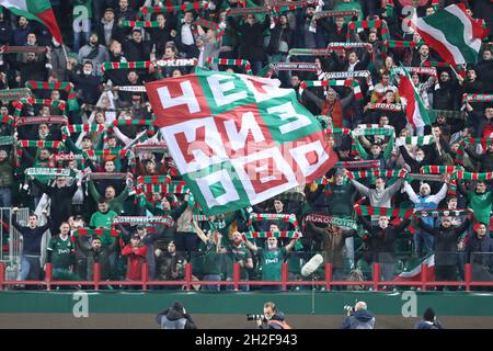 Mosca. MOSCA, - OTTOBRE 21: Tifosi del FC Lokomotiv durante la partita di palcoscenico del gruppo UEFA Europa League FC Lokomotiv contro FC Galatasaray allo Stadio Lokomotiv di Mosca. MOSCA, - OTTOBRE 21: (Foto di Anatoliy Medved) Foto Stock