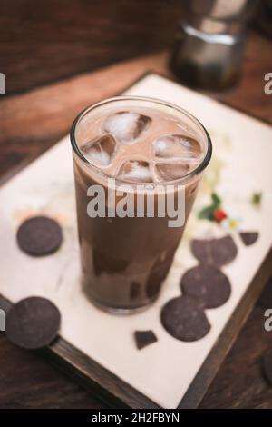 Vassoio caffè ghiacciato con latte e cioccolato su sfondo di legno Foto Stock