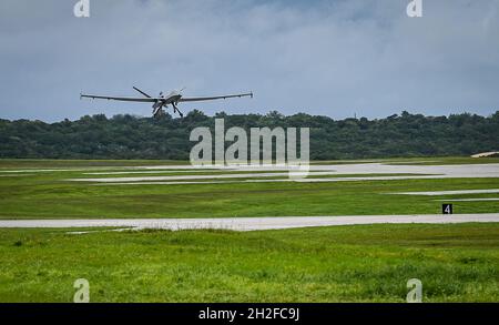 Un MQ- Reaper decollo dalla Andersen Air Force base, Guam, 5 ottobre 2021. La formazione MQ-9 si svolge principalmente su terra, ma ACE Reaper sta testando le capacità di utilizzare mq-9 su acqua per dimostrare la nostra disponibilità in qualsiasi ambiente. Lo scopo di ACE Reaper è quello di dimostrare le capacità dei membri del MQ-9 e le capacità dei membri del servizio di mobilitarsi e integrarsi rapidamente in più domini. L'esercizio serve anche come opportunità di formazione in un ambiente marittimo e in uno spazio aereo diverso. (STATI UNITI Air Force foto di staff Sgt. Divine Cox) Foto Stock