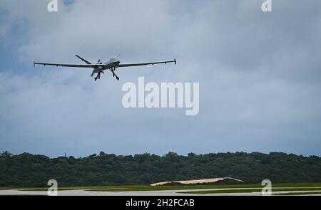 Un MQ- Reaper decollo dalla Andersen Air Force base, Guam, 5 ottobre 2021. La formazione MQ-9 si svolge principalmente su terra, ma ACE Reaper sta testando le capacità di utilizzare mq-9 su acqua per dimostrare la nostra disponibilità in qualsiasi ambiente. Lo scopo di ACE Reaper è quello di dimostrare le capacità dei membri del MQ-9 e le capacità dei membri del servizio di mobilitarsi e integrarsi rapidamente in più domini. L'esercizio serve anche come opportunità di formazione in un ambiente marittimo e in uno spazio aereo diverso. (STATI UNITI Air Force foto di staff Sgt. Divine Cox) Foto Stock