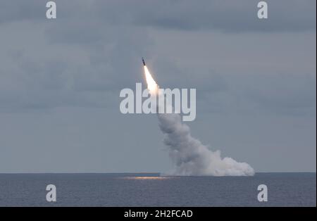 OCEANO ATLANTICO (settembre 17, 2021) un missile disarmato Trident II D5LE lancia dal sottomarino missilistico balistico USS Wyoming di classe Ohio (SSBN 742) al largo della costa di Cape Canaveral, Florida, durante l'operazione di dimostrazione e Shakedown (DASO) 31. Questo lancio faceva parte del processo di certificazione DASO del programma U.S. Navy Strategic Systems. L’obiettivo primario di DASO è quello di valutare e dimostrare la disponibilità del sistema d’arma strategica (SWS) e dell’equipaggio della SSBN prima dello spiegamento operativo in seguito alla revisione del rifornimento del sottomarino. (STATI UNITI Foto Navy di Chief Mass Communication S. Foto Stock