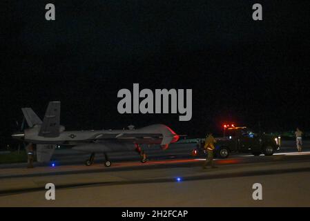 Gli airmen del 556th Test and Evaluation Squadron preflight un MQ-9 Reaper alla Andersen Air Force base, Guam, 4 ottobre 2021. Il Reaper è stato volato dalla base del corpo Marino, Hawaii, durante la sua partecipazione in esercizio Ace Reaper. Lo scopo di ACE Reaper è quello di dimostrare le capacità dei membri del MQ-9 e le capacità dei membri del servizio di mobilitarsi e integrarsi rapidamente in più domini. L'esercizio serve anche come opportunità di formazione in un ambiente marittimo e in uno spazio aereo diverso. (STATI UNITI Air Force foto di staff Sgt. Divine Cox) Foto Stock