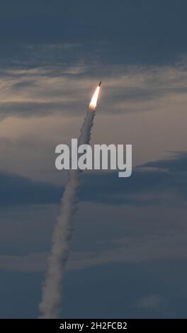 OCEANO ATLANTICO (settembre 17, 2021) un missile disarmato Trident II D5LE lancia dal sottomarino missilistico balistico USS Wyoming di classe Ohio (SSBN 742) al largo della costa di Cape Canaveral, Florida, durante l'operazione di dimostrazione e Shakedown (DASO) 31. Questo lancio faceva parte del processo di certificazione DASO del programma U.S. Navy Strategic Systems. L’obiettivo primario di DASO è quello di valutare e dimostrare la disponibilità del sistema d’arma strategica (SWS) e dell’equipaggio della SSBN prima dello spiegamento operativo in seguito alla revisione del rifornimento del sottomarino. (STATI UNITI Foto Navy di Chief Mass Communication S. Foto Stock