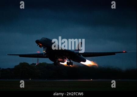 Un B-1B Lancer assegnato al 9° Squadrone della bomba di spedizione decade a RAF Fairford, Regno Unito, per condurre una missione della Bomber Task Force Europe, il 19 ottobre 2021. Due B-1 sono partiti da RAF Fairford per condurre una task force Bomber in Europa in tutta la regione del Mar Nero, integrandosi allo stesso tempo con gli alleati e i partner dell’Europa orientale durante una missione di formazione contro-marittima. (STATI UNITI Air Force foto di Senior Airman Colin Hollowell) Foto Stock