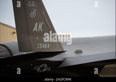 Un F-35A Lightning II assegnato ai 355th Fighter Squadron taxi sulla pista alla base dell'aeronautica di Eielson, Alaska, 19 ottobre 2021. Noto anche come i ‘Fighting Falcons’, il 355o FS è uno dei due squadroni F-35A con codifica di combattimento di Eielson. (STATI UNITI Air Force foto di Airman 1a classe Jose Miguel T. Tamondong) Foto Stock