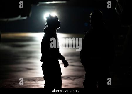 Due capi di equipaggio assegnati al 9° Squadrone della Bomba di spedizione comunicano con l'equipaggio durante i controlli preflight alla RAF Fairford, Regno Unito, 19 ottobre 2021. I capi dell'equipaggio effettuano la manutenzione ordinaria degli aeromobili necessaria per mantenere il B-1 sicuro e pronto a supportare i set delle missioni della Bomber Task Force Europe. (STATI UNITI Air Force foto di Senior Airman Colin Hollowell) Foto Stock