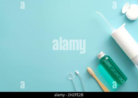 Kit irrigatore orale domestico blu in bagno, Waterpik per la pulizia dei  denti, salvaacqua portatile per la cura dentale Foto stock - Alamy