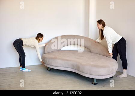 Coppia spostare in nuovo appartamento e mobili interni. Foto Stock
