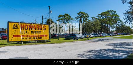 Ingresso al mercato delle pulci di Howard, il più grande della contea di Citrus - Homosassa, Florida, USA Foto Stock