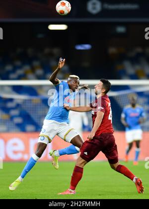 NAPOLI, ITALIA - OTTOBRE 21: Victor Osimhen della SSC Napoli e Mateusz Wieteska della Legia Warszawa durante il Gruppo C - UEFA Europa League partita tra SSC Napoli e Legia Warszawa allo Stadio Diego Armando Maradona il 21 Ottobre 2021 a Napoli (Foto di Ciro Santangelo/Orange Pictures) Foto Stock